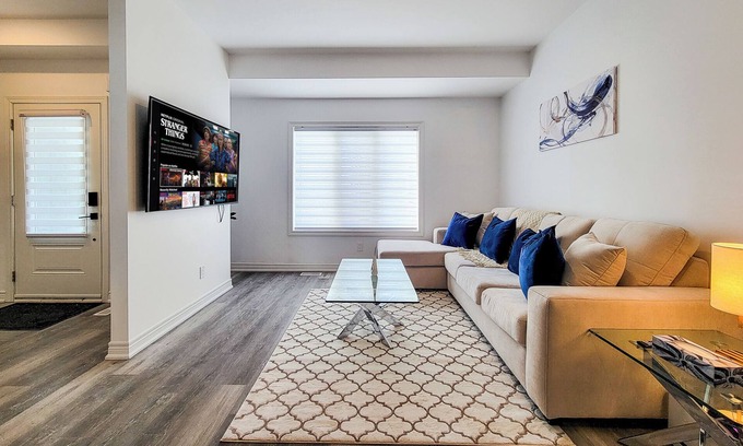 Niagara Falls House | Luxury 3BDR Retreat in the Heart of Niagara Falls - SLEEPS 8 + Free Parking