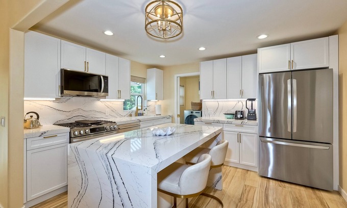 Townsite Condo | Luxury 3BR Oceanside Condo | A/C, Walk to Beach & Pier, Private Patio, WFH Ready