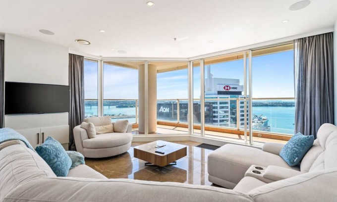Auckland Central Business District Apartment | Luxury 3BR Quay West w/Views + Parking