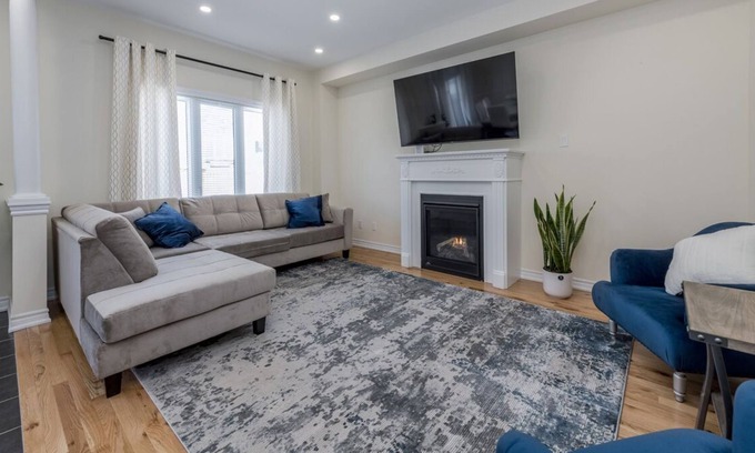 Innisfil House | *Luxury* 4 Bdrm Home w/5 Bath & Fast Internet