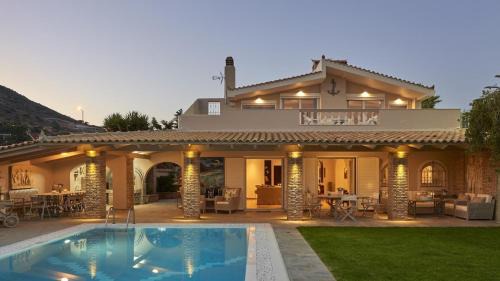 Saronikos Villa | Luxury 4 Bdrm Villa with Pvt Pool on the beach