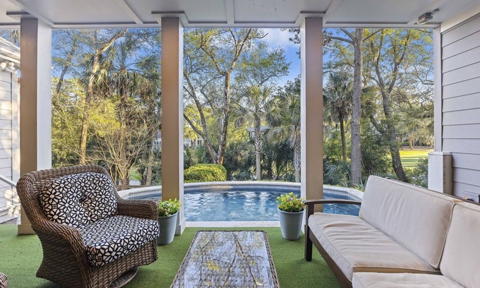 Vanderhorst Plantation House | Luxury 4 Bed with NEW POOL! Hot Tub! Right beside Allee of Oaks!