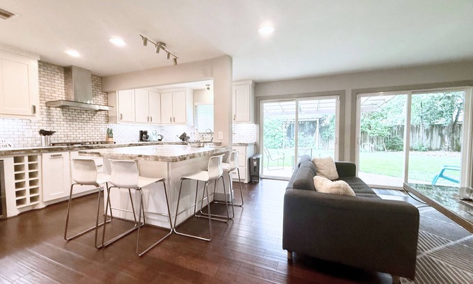 Willow Meadows/Willowbend Area House | Luxury 4 Bedroom 3 bath Private Home near MDA, TMC and NRG