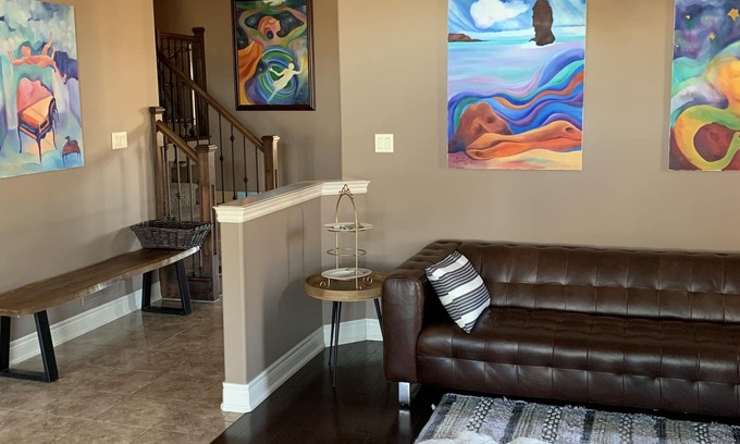Niagara Falls House | Luxury 4 Bedroom in Niagara Falls