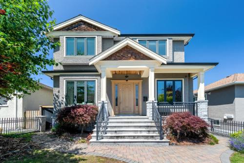 Vancouver South Villa | Luxury 4-Bedroom Family Home