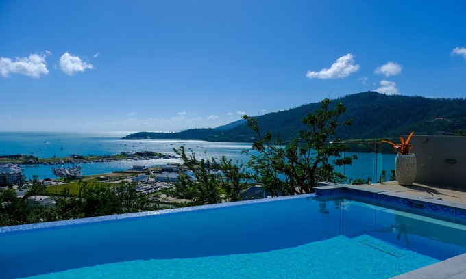 Airlie Beach House | Luxury 4 bedroom holiday home with panoramic views in Airlie Beach