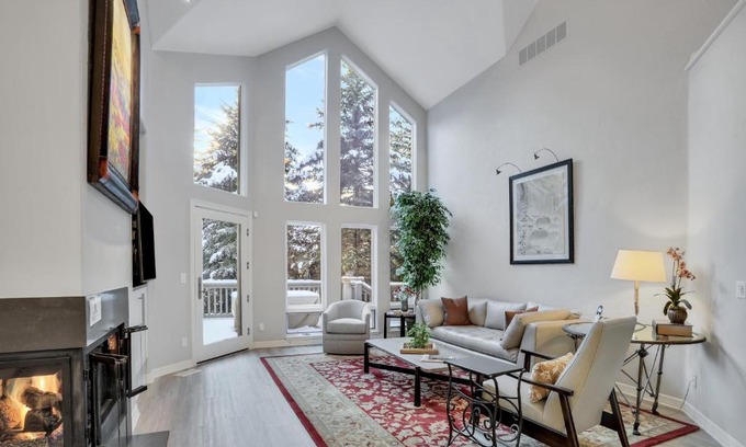 Edwards House | Luxury 4-Bedroom Home Close to Slopes with On-site Hot Tub home