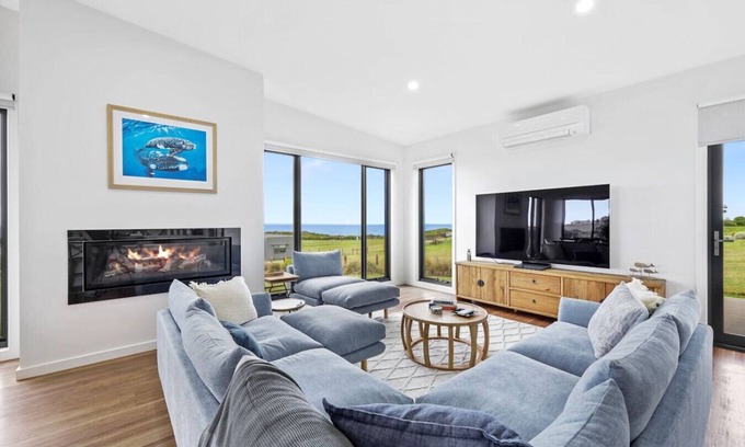 Warrnambool House | Luxury 4 br house with sea views