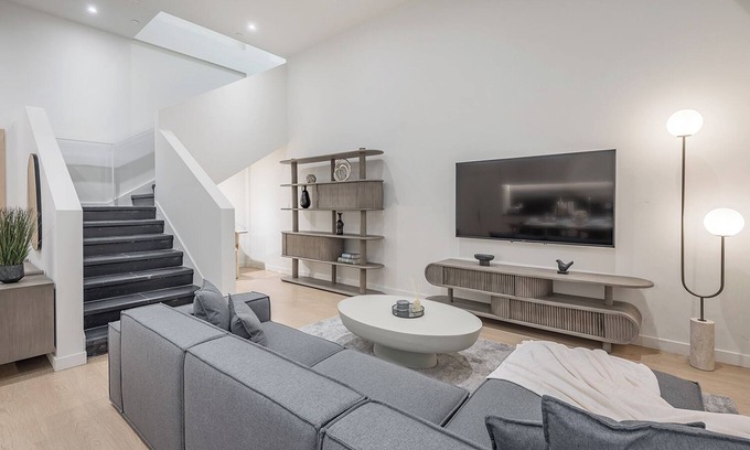 Downtown Montreal Apartment | Luxury 4BR/3BA Penthouse with Private Terrace