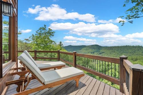 Blue Ridge House | Luxury 4Br Game Room Hot tub long-range Mtn view