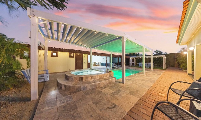 Opal Villa | Luxury 4br home just 0.5 miles from the beach, pool, jacuzzi, BBQ, and gym!