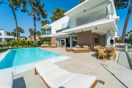 Charneca de Caparica e Sobreda Villa | Luxury 4BR Villa w/Pool & Cinema Golf | By Airnest