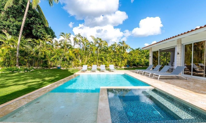Casa de Campo Villa | Luxury 5 bdrm steps from beach with pool, jacuzzi!