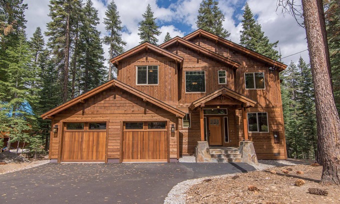 Truckee House | Luxury 5 Bed/4 Baths Tahoe Donner Cabin with Tesla Wall Charger/J1772 Adapter