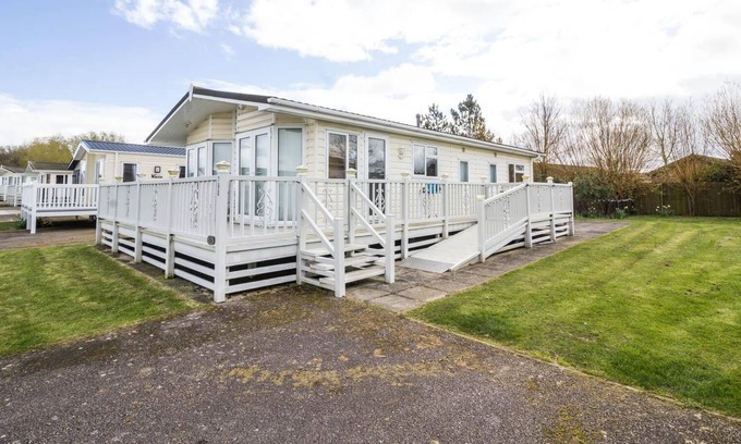 Hunstanton House | Luxury 5 berth lodge at Manor Park with huge decking in Hunstanton ref 23198K