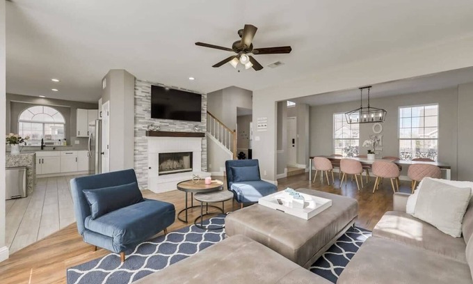 Rowlett House | Luxury 5 BR, Jacuzzi, Gym, Near Lake for large Fam