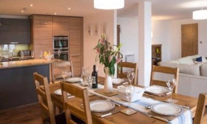 Tenby Apartment | Luxury 5 Star Tenby holiday apartment with large balcony overlooking North Beach