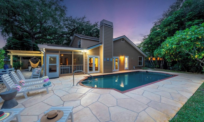 West Bradenton House | Luxury 5BR w/Pool, Spa & Game Room near AMI