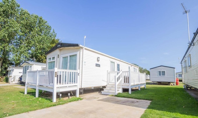 Hopton House | Luxury 6 berth caravan for hire at Broadlands Sands Holiday Park ref 20340BS