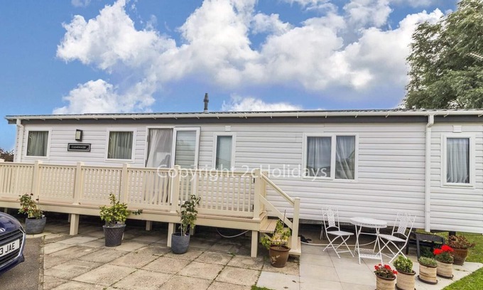 Hunstanton House | Luxury 6 berth lodge with decking at Manor Park in Hunstanton ref 23205K