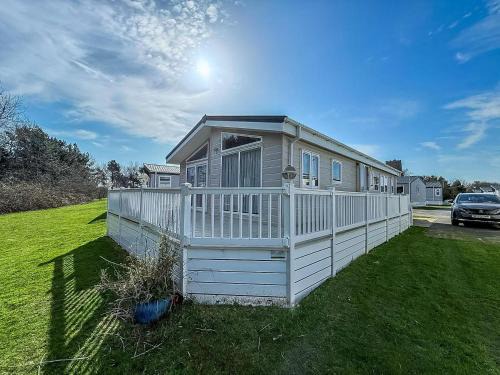 Hopton Cabin | Luxury 6 Berth Lodge With Wifi At Broadland Sands In Suffolk Ref 20011Cv