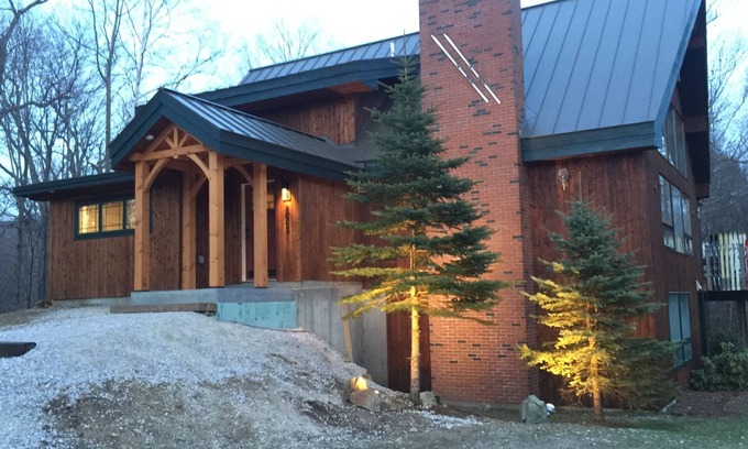 Killington House | Luxury 6 BR, 3BA hot tub, deck and yard! Air Conditioning, grill, CEDARWALK