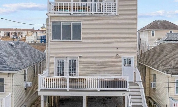 Seaside Heights House | Luxury 6+BR & 7BTH house w/AC, 1.5 blocks from Beach & Broadwalk. Rooftop views