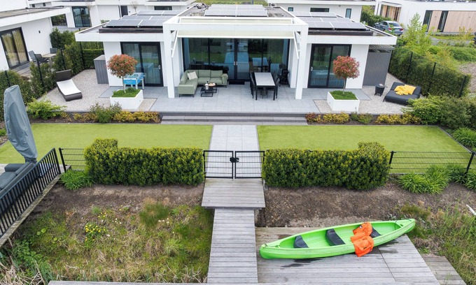 Zeewolde House | Luxury 6-person villa on the water. Including sun shower, canoe, sup board, beautiful garden and private jetty. Enjoy peace and comfort!