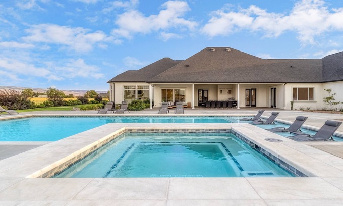 Walla Walla House | Luxury 6BR 5BA Walla Walla Estate | Heated Pool, Jacuzzi, Sauna & Theater