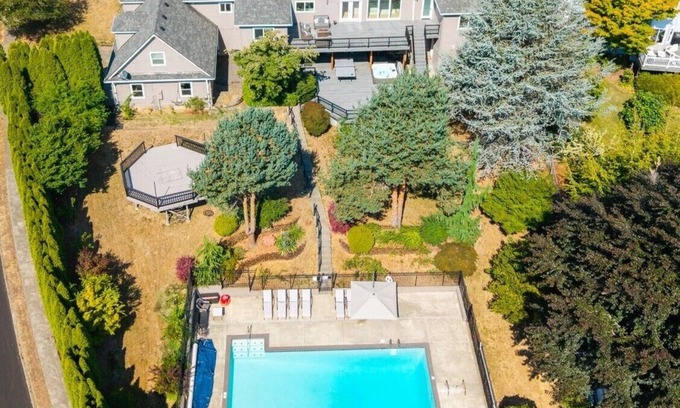 Gresham Villa | Luxury 7-Bedroom Villa with Pool, Hot Tub, Sauna, Gym, Pool Table