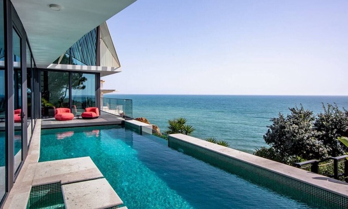 Albufeira Villa | Luxury Albufeira Villa with Pool, Sauna and Views