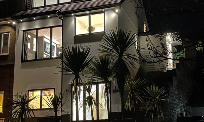 Mumbles House | Luxury and Modern property with panoramic sea views and hot tub