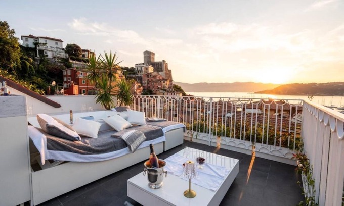 Lerici Apartment | Luxury apartment a stone's throw from the sea with terrace with Jacuzzi.
