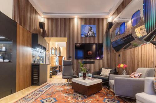 Vizivaros Apartment | Luxury Apartment by Hi5- The Actor's Den