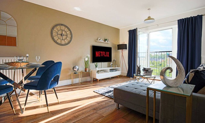 Milton Keynes Apartment | Luxury Apartment with Balcony, Parking & Fast Wifi
