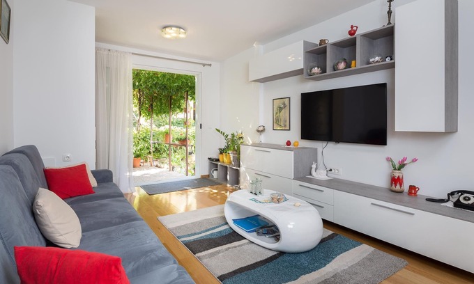 Bacvice Apartment | LUXURY APARTMENT MIRJANA with beautiful garden in the centre of Split