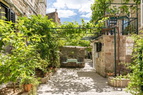 Split House | Luxury apartment Silvana with beautiful garden