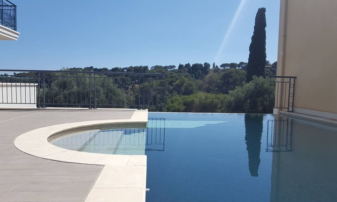 Biot Apartment | Luxury apartment with sea view in the medieval village of Biot 3 km from the sea