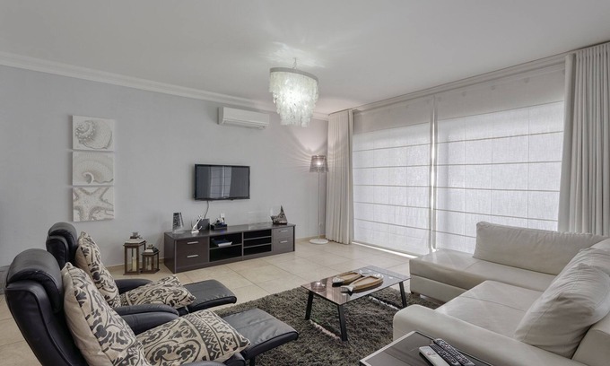 Sliema Apartment | Luxury Apt with Side Seaviews and Pool, Best Location