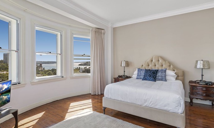 Double Bay Apartment | Luxury art deco apt with Sweeping Harbour views