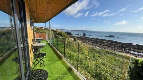 Kirkcaldy Cabin | Luxury beach front rooms- PMA