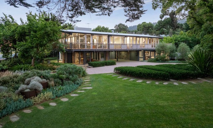 Dromana House | Luxury Beach House on two acres/Private Bathing Box/Botanic Like Gardens