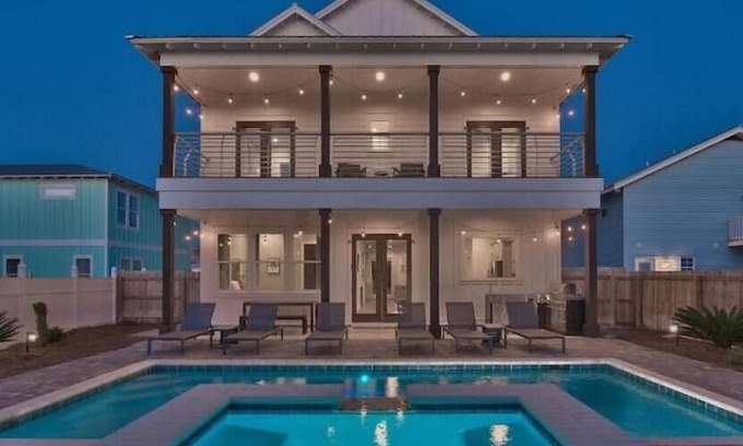 Crystal Beach House | Luxury Beach Oasis~Sleeps 26! FREE Golf Cart~Pool/HotTub~Game Room