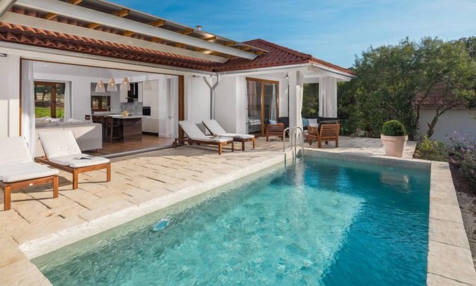 Bale House | Luxury Beachside Villa Porto Bus by Interhome