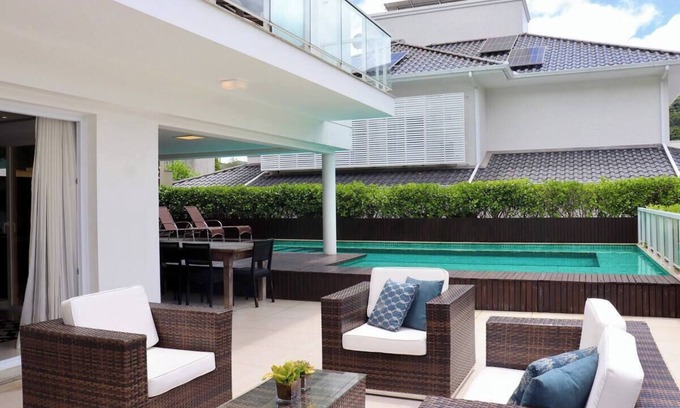 Itacorubi House | Luxury home with pool - gated community