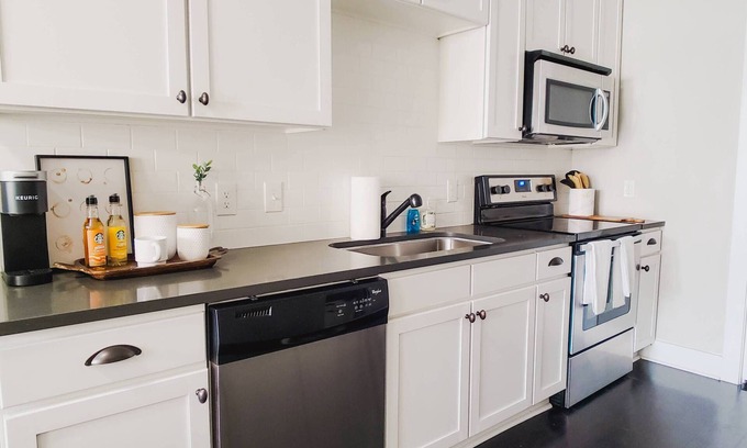 Buckhead Apartment | Luxury Buckhead Apt 5mins to Lenox, FREE PARKING 10mins to DT ATL