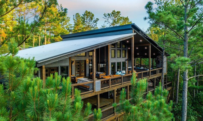 Broken Bow Cabin | Luxury Cabin Private Pond 3k sqft Covered Deck