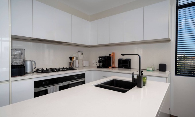 Surry Hills Apartment | Luxury CBD Darlinghurst Apartment | King Bed, Pool & Sauna, Rooftop