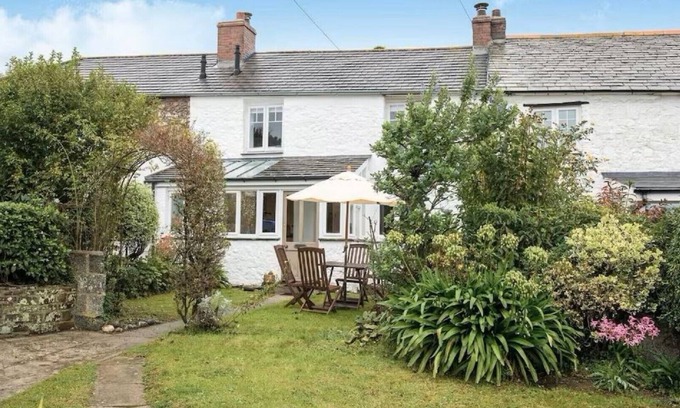 Bude Cottage | Luxury Character Cottage, 5 minutes walk to the South West Coast Path and beach