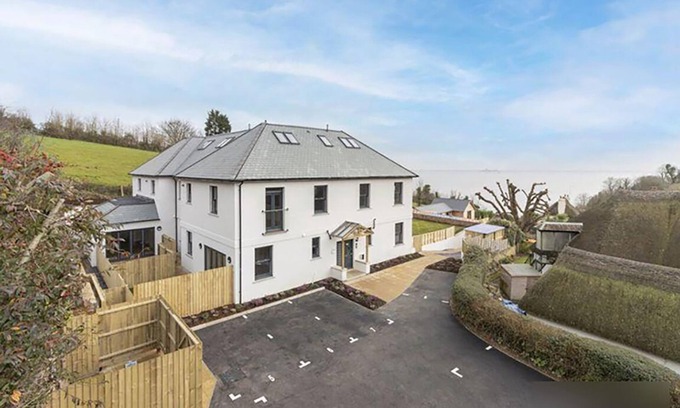 Torquay Apartment | Luxury coastal apartment moments from beach & SW Coastal path walks